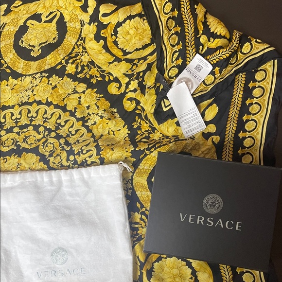 Versace Yellow and Black Baroque Scarf - Picture 4 of 7